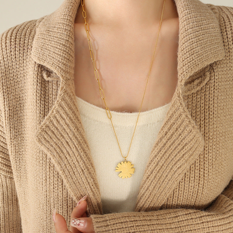 Collana Pendente Margheritina Minimalista in Acciaio al Titanio con Finitura Placcata su Catena a O per Donna e Uso Unisex