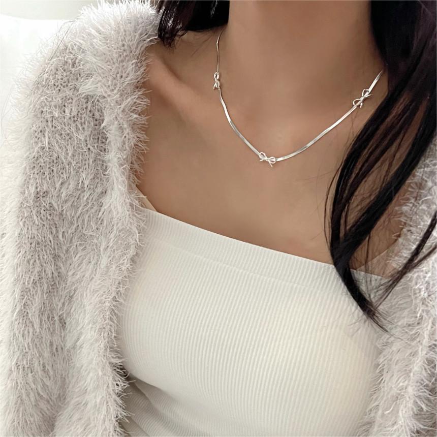 Collana minimalista a catena serpente con fiocco geometrico in argento sterling 925