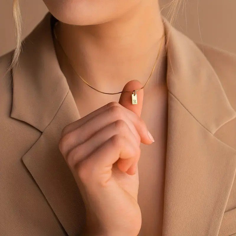 Collar con colgante de letra geométrica minimalista de acero inoxidable con baño de oro de 18 quilates para mujer