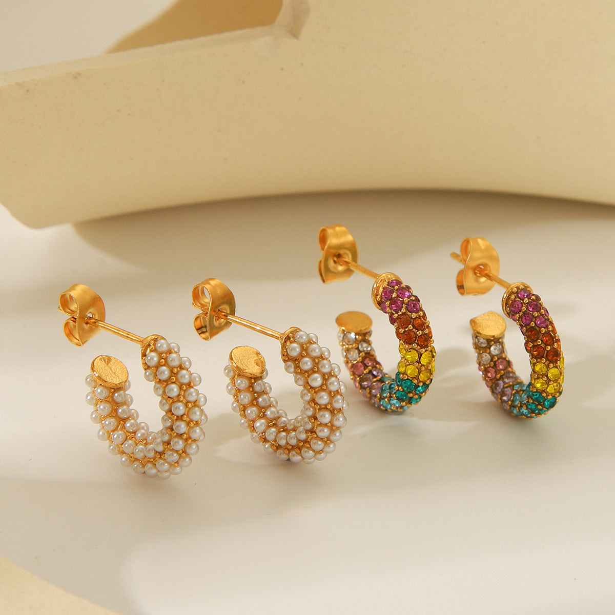 Orecchini a perno minimalisti da donna a forma di C in acciaio inossidabile con intarsio di strass e accenti di perle