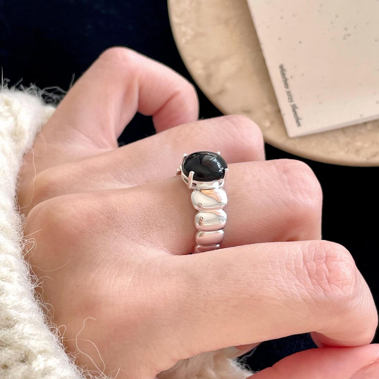Anillo minimalista de ágata negra geométrica redonda de plata de ley 925 chapada para mujer