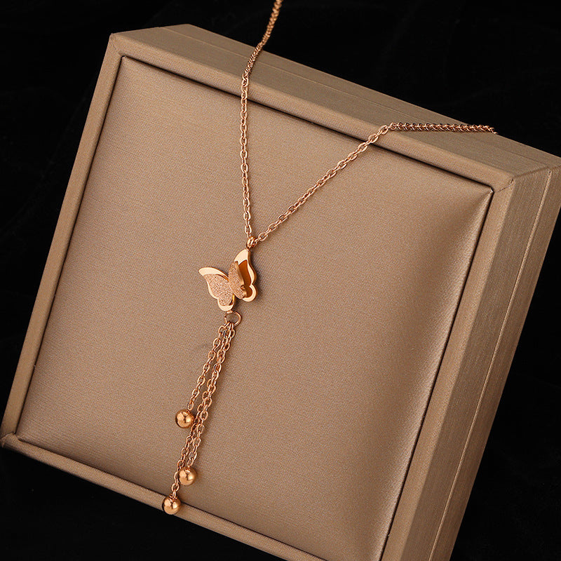 Collar con colgante de mariposa minimalista de acero de titanio con baño de oro para mujer
