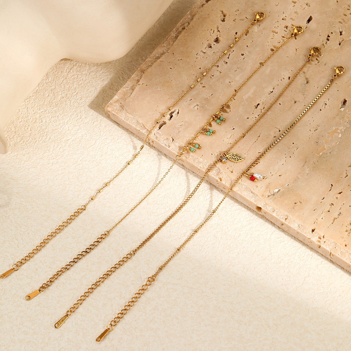 Braccialetto Minimalista Geometrico in Acciaio Inossidabile con Placcatura in Oro 18K e Dettagli in Pietre Naturali e Perle