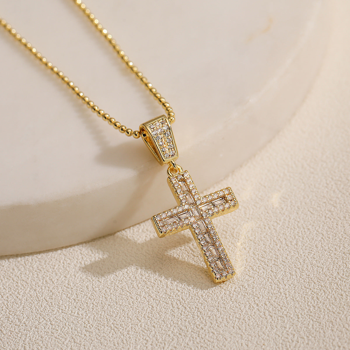 Collana con pendente a croce minimalista da donna in rame con placcatura in oro 18 carati e intarsio in zircone