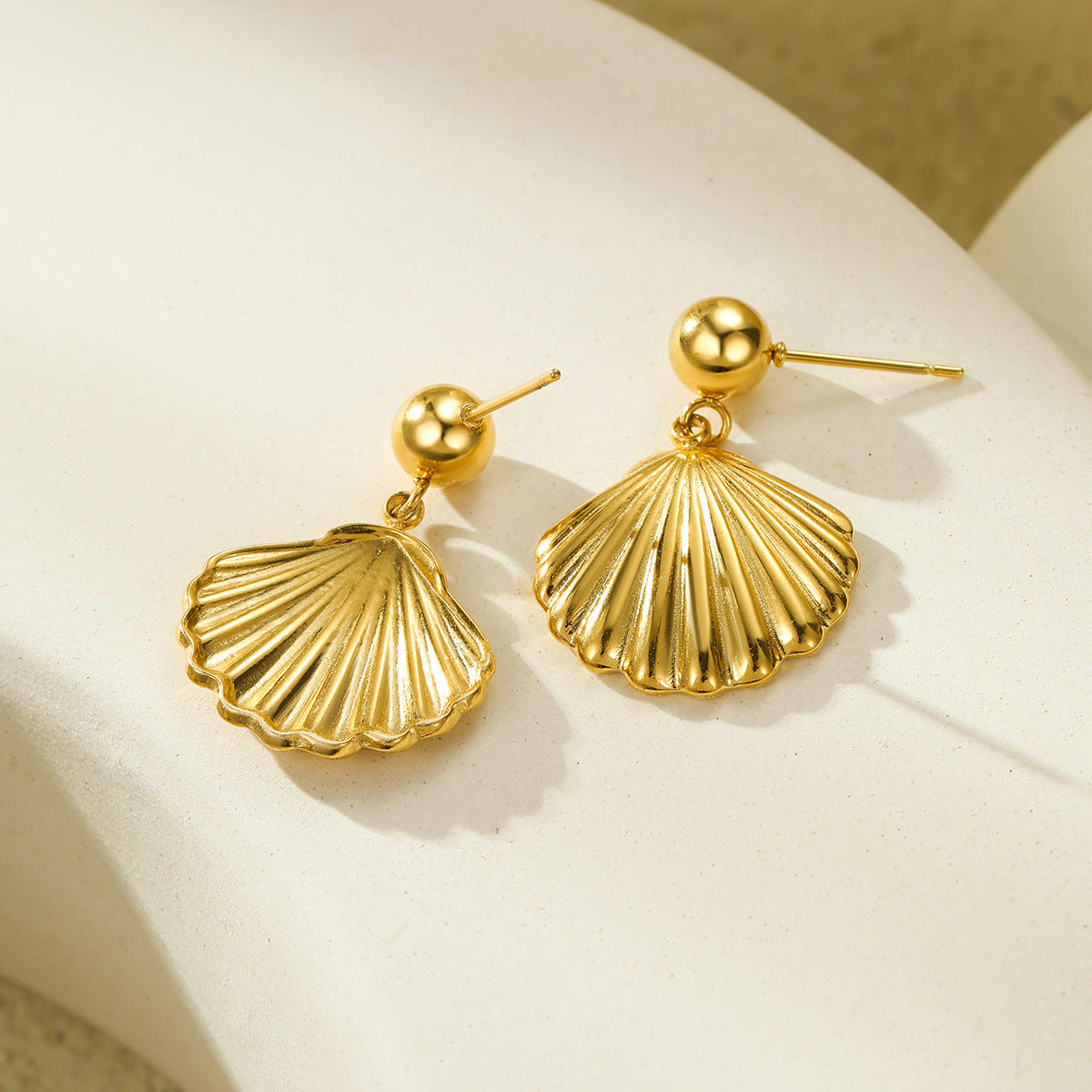 Pendientes minimalistas de estilo vintage con forma de concha de acero inoxidable y chapado en oro de 18 quilates