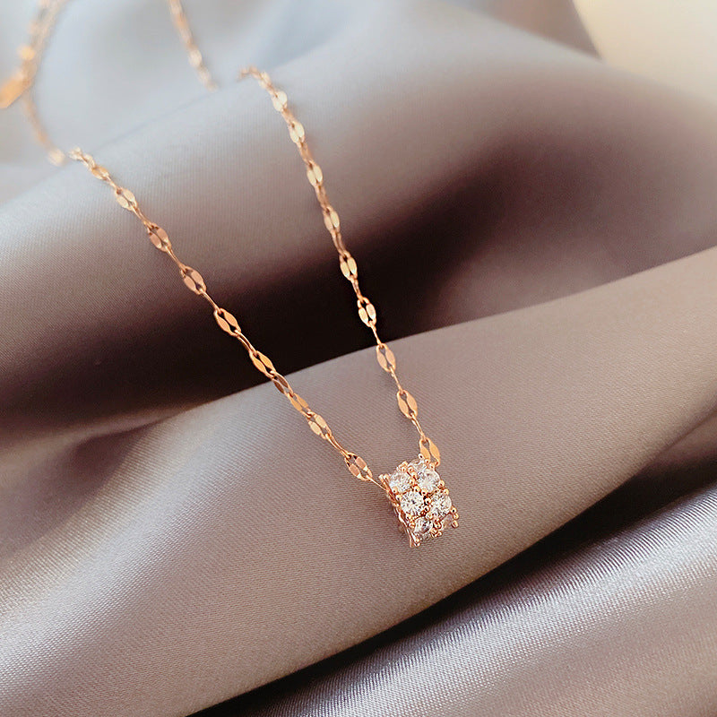 Collana da donna a clavicola chic, minimalista, geometrica, in acciaio al titanio con finitura placcata