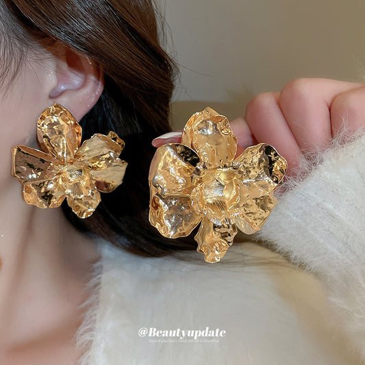 Pendientes de botón metálicos con flor exagerada para mujer con acabado chapado, diseño de flor plisada 3D, joyería para la oreja moderna y de lujo