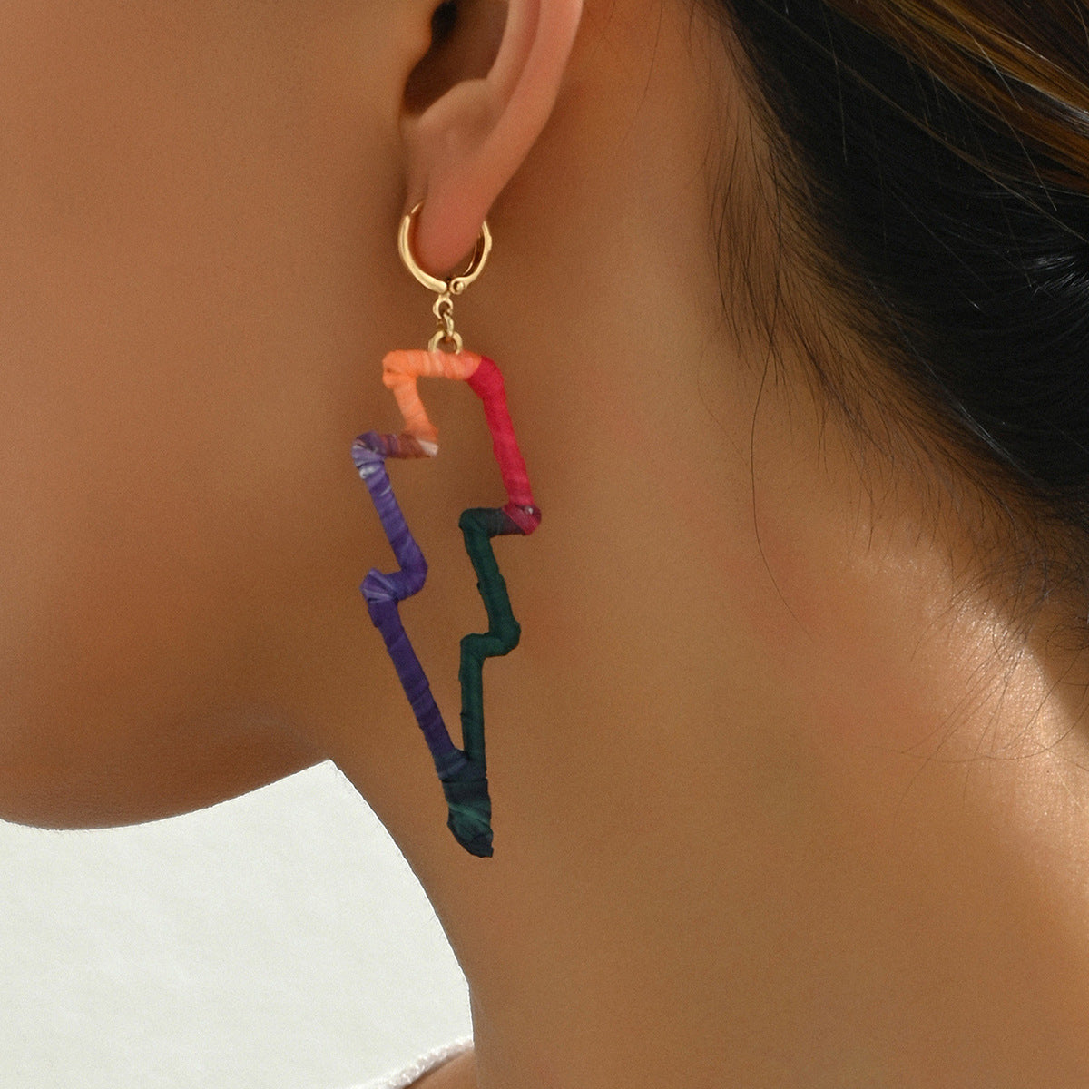 Pendientes de botón geométricos en forma de rayo, dulces y atrevidos, para mujer, de aleación de zinc con postes de acero inoxidable, hechos a mano con detalles lineales