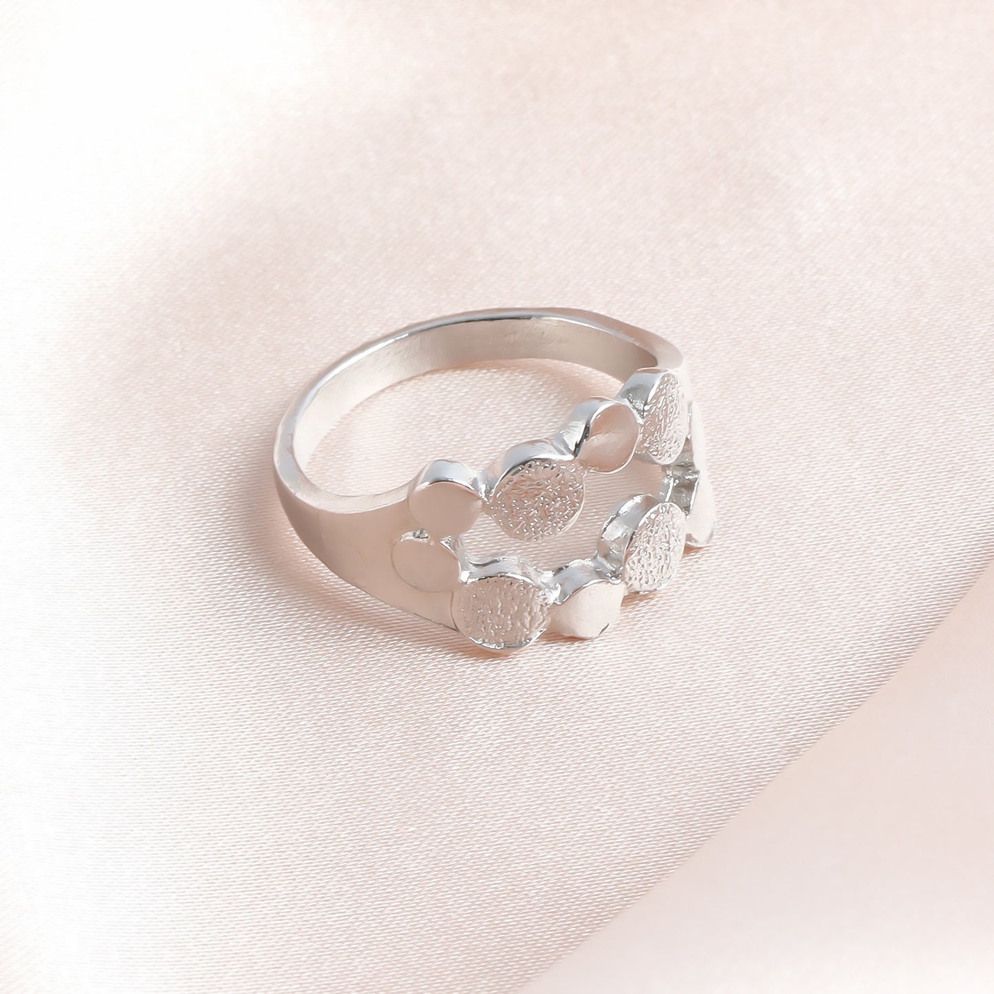 Anillo minimalista de metal chapado con textura de escamas redondas geométricas para mujer