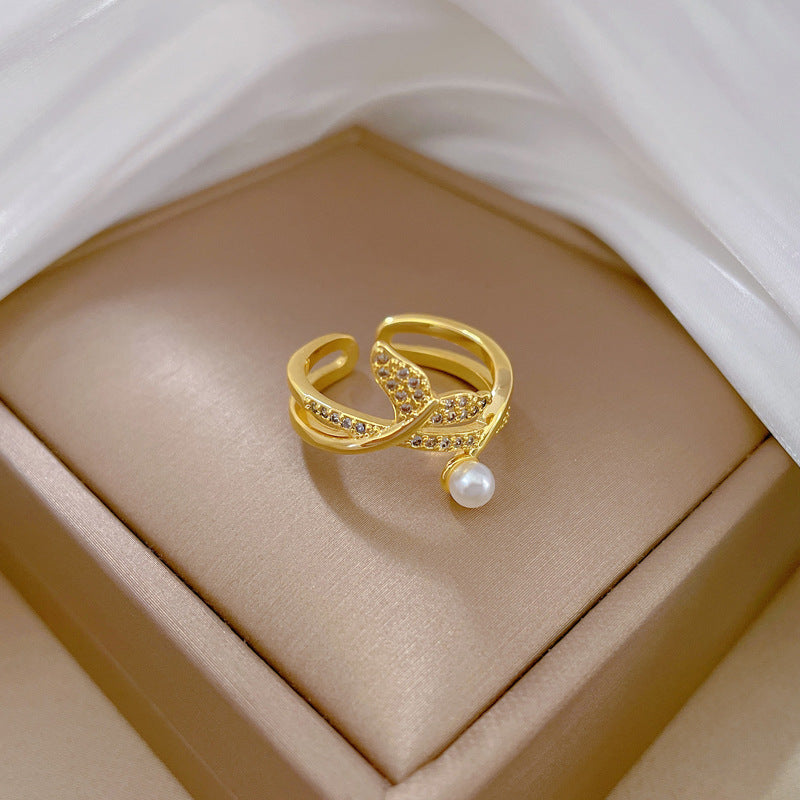 Anello minimale in ottone placcato oro con tono freddo, a forma di corona e perla micro-pavé, da donna
