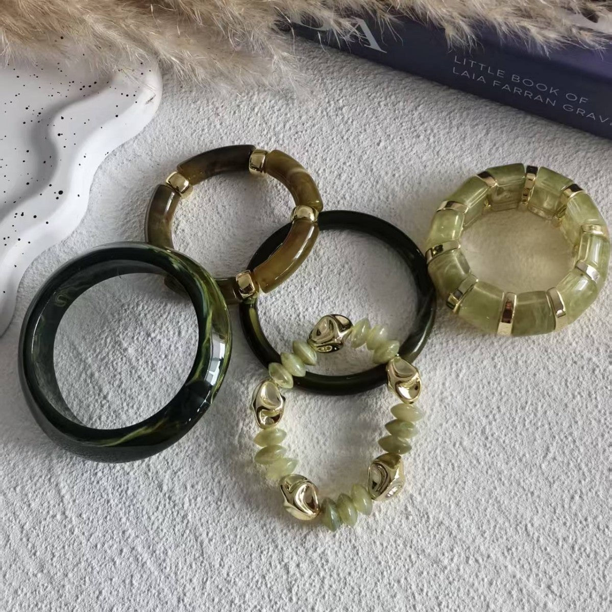 Bracciale vintage in acrilico placcato con motivi geometrici