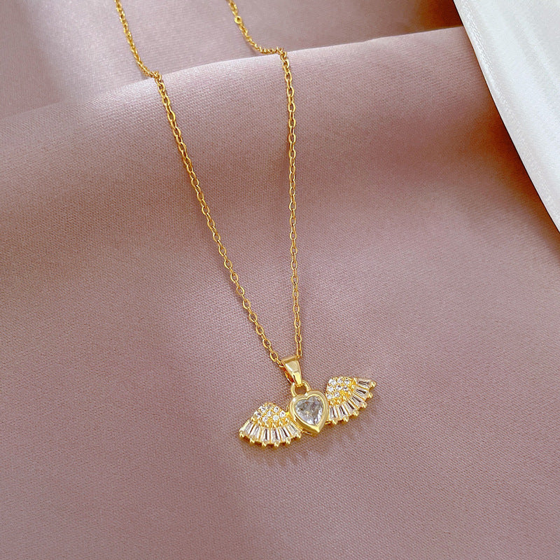 Collana con ciondolo a forma di ala d'angelo in acciaio al titanio di lusso da donna con design geometrico e catena a maglie sottili