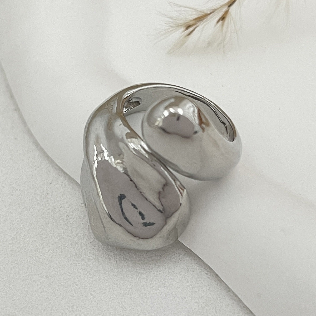 Anello Aperto a Goccia Liquida Geometrica Asimmetrica Minimalista da Donna in Lega con Finitura Galvanizzata