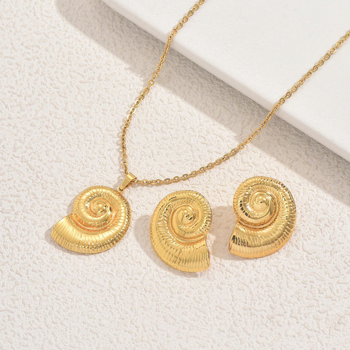 Juego de collar con colgante de concha marina inspirada en el océano y pendientes para mujer, collar largo de aleación de metal chapado con diseño de vida marina