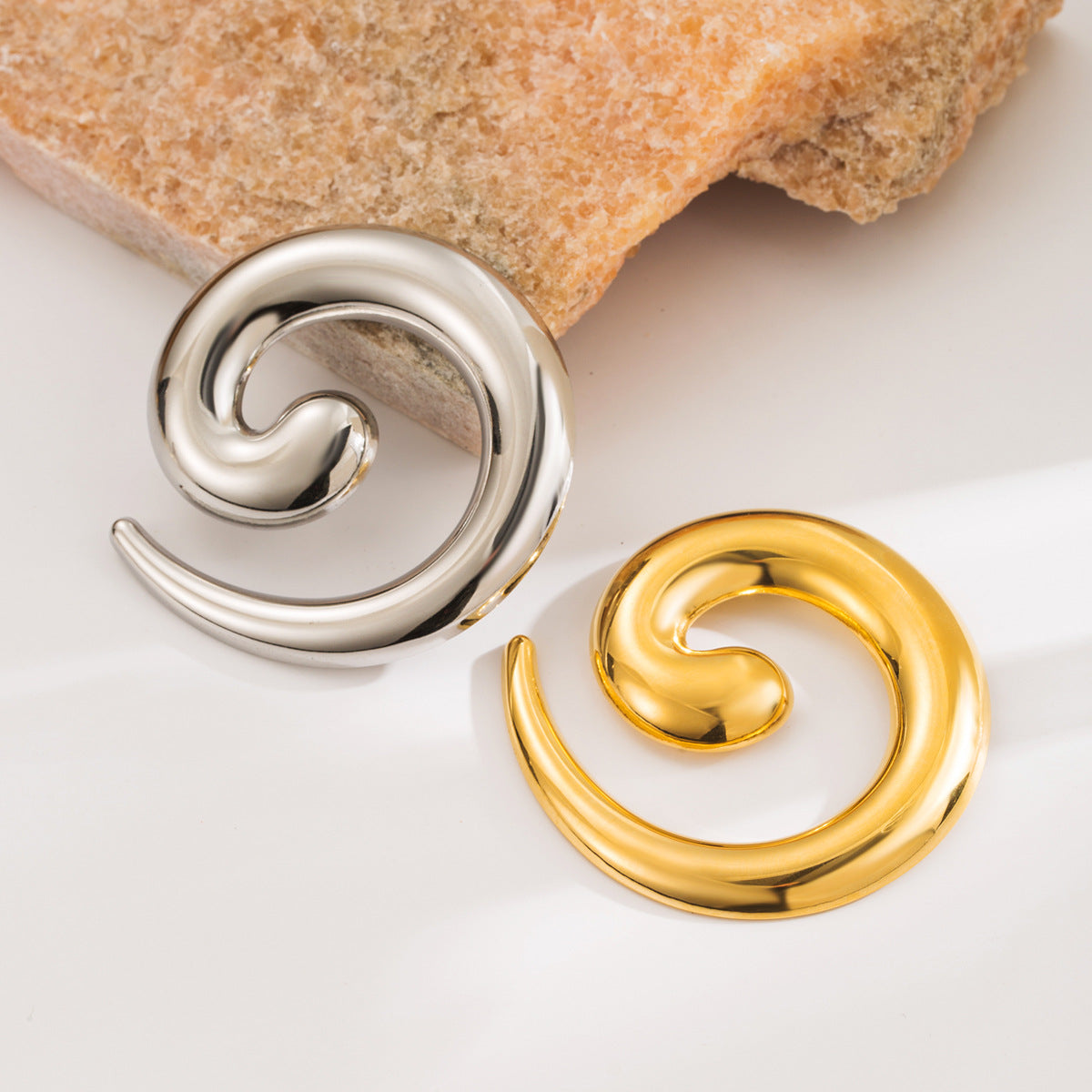Broche de Serpiente Geométrica Minimalista de Acero Inoxidable con Acabado Chapado para Mujer