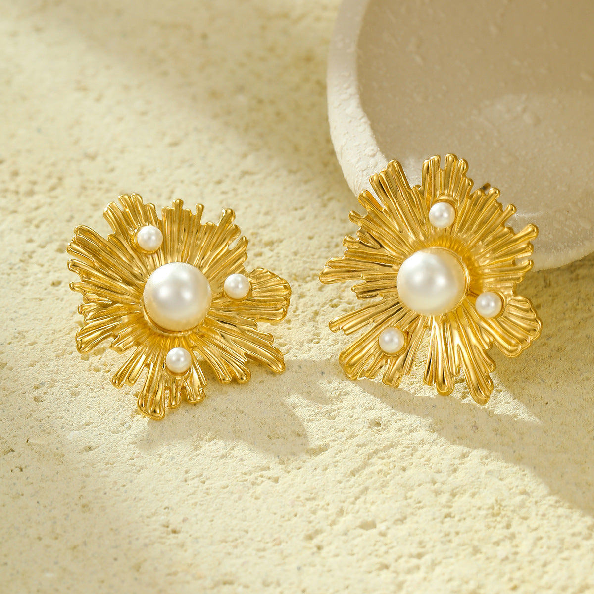 Vintage-Style Irregular Petal-Shaped Stainless Steel Ear Studs with Pearl Inlay for Women