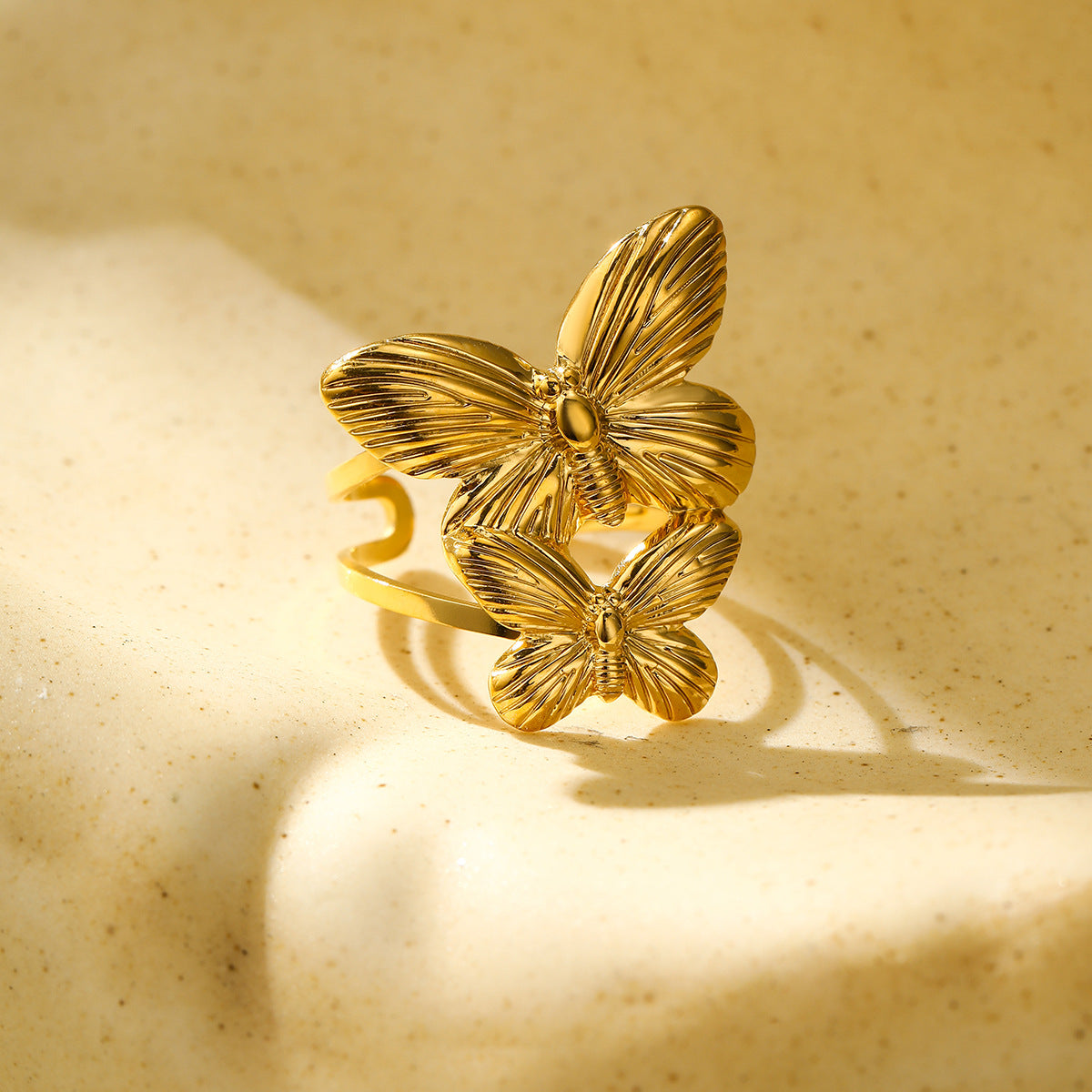 Anillo de Acero Inoxidable en Forma de Mariposa de Lujo Ligero para Mujeres, Accesorio de Moda con Baño Resistente a la Decoloración