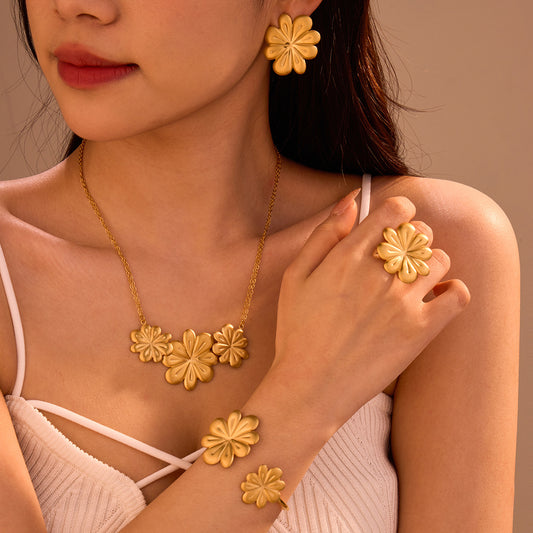 Elegante collar con colgante de pétalo cepillado de acero inoxidable para mujer con acabado galvanizado y diseño floral geométrico