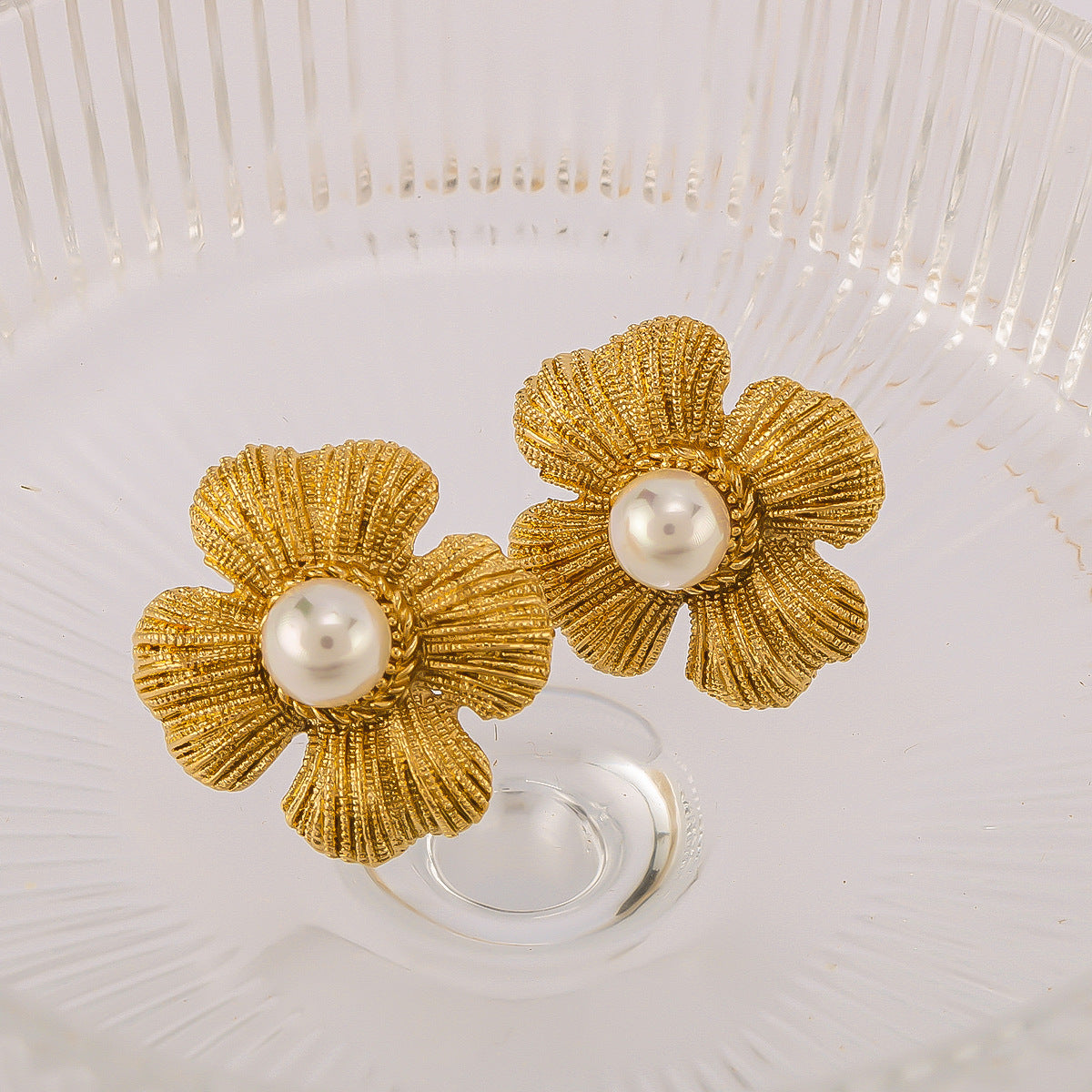 Vintage Minimalist Asymmetrical Flower-Shaped Earrings in Stainless Steel with Pearl Inlay and 18K Gold Plating