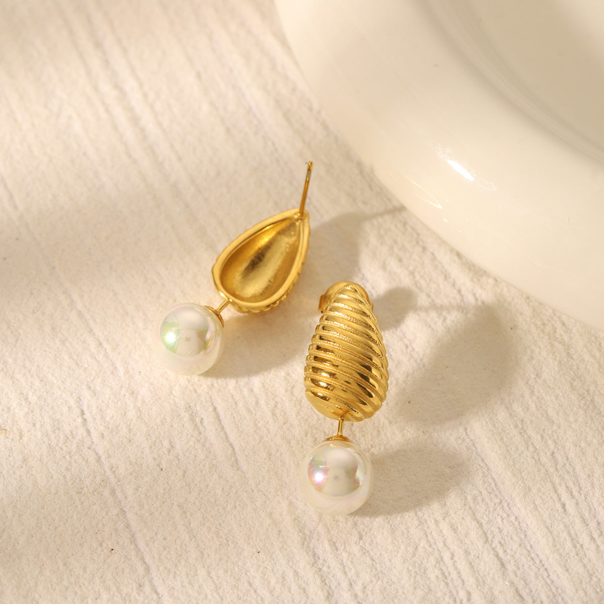 Pendientes minimalistas de acero inoxidable en forma de lágrima con detalles de perlas y chapado en oro de 18K para mujer