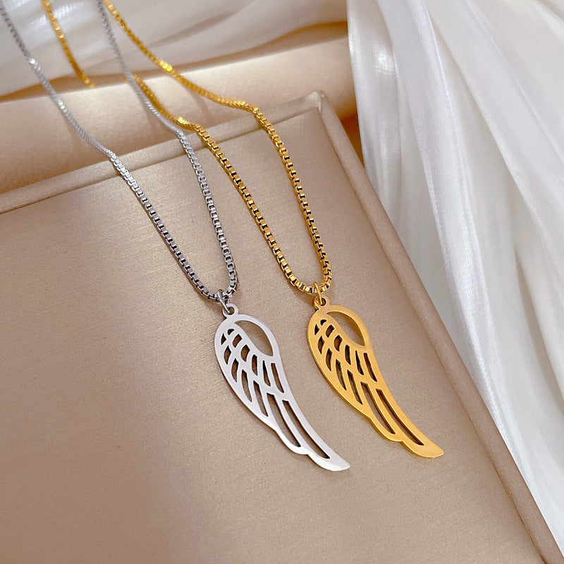 Collana con Pendente ad Ala Vuota Geometrica Minimalista da Donna in Acciaio al Titanio con Placcatura in Oro