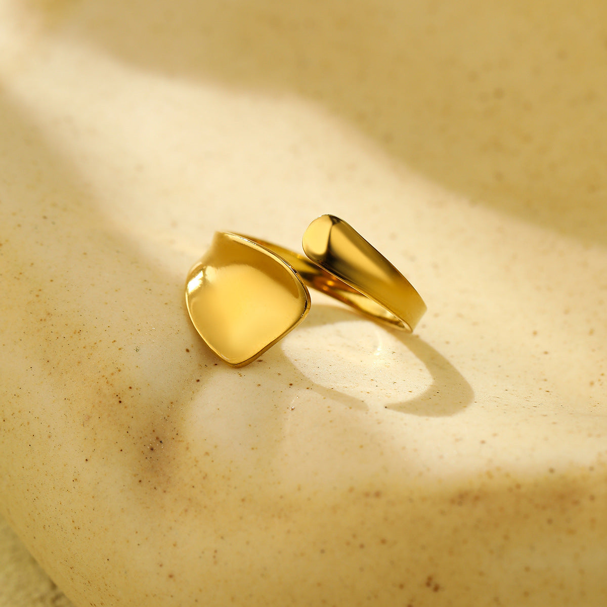 Anillo abierto minimalista de acero inoxidable geométrico pulido para mujer con diseño asimétrico