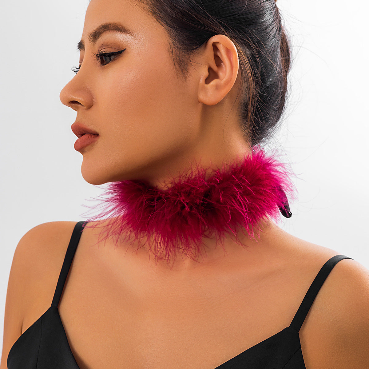 Collana girocollo corta in stile gotico con piume e nappe da donna, design a catena irregolare fatto a mano