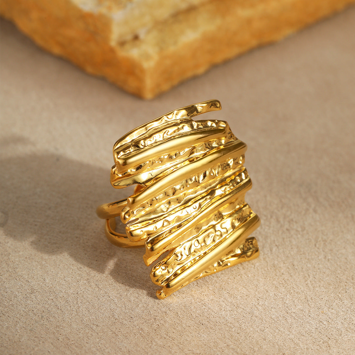 Anillo Minimalista Geométrico de Acero Inoxidable con Textura Martillada y Baño de Oro de 18K, con Banda Abierta para Mujer