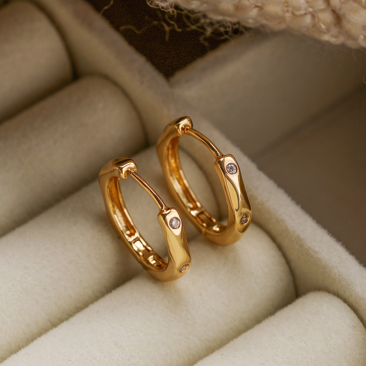 Orecchini a Cerchio Minimalisti Geometrici in Rame con Placcatura in Oro e Intarsi in Zirconi da Donna
