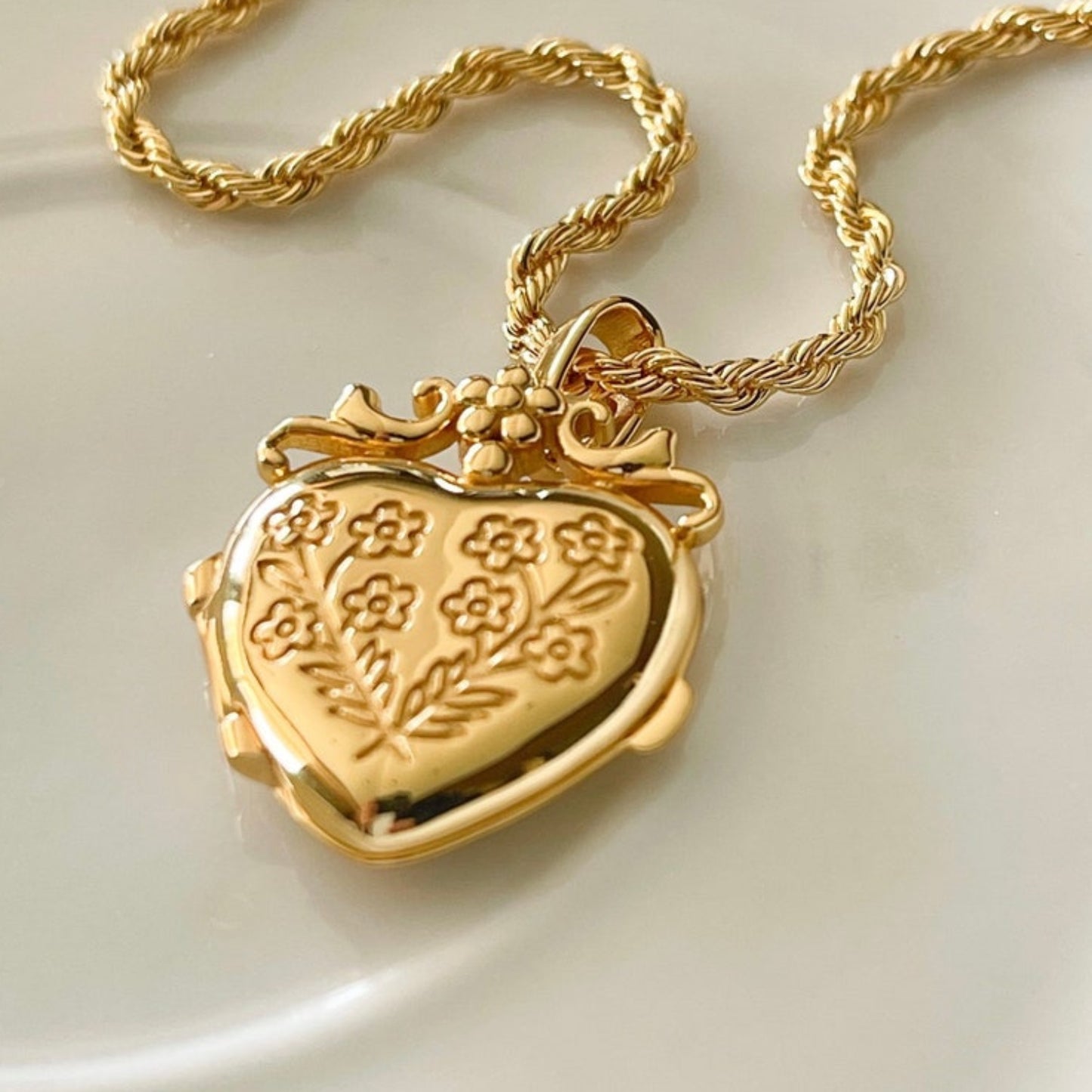 Natural Minimalist Heart and Floral Album Pendant Necklace with 18K Gold Plated Copper, Square Snap-Open Locket on Twisted Chain