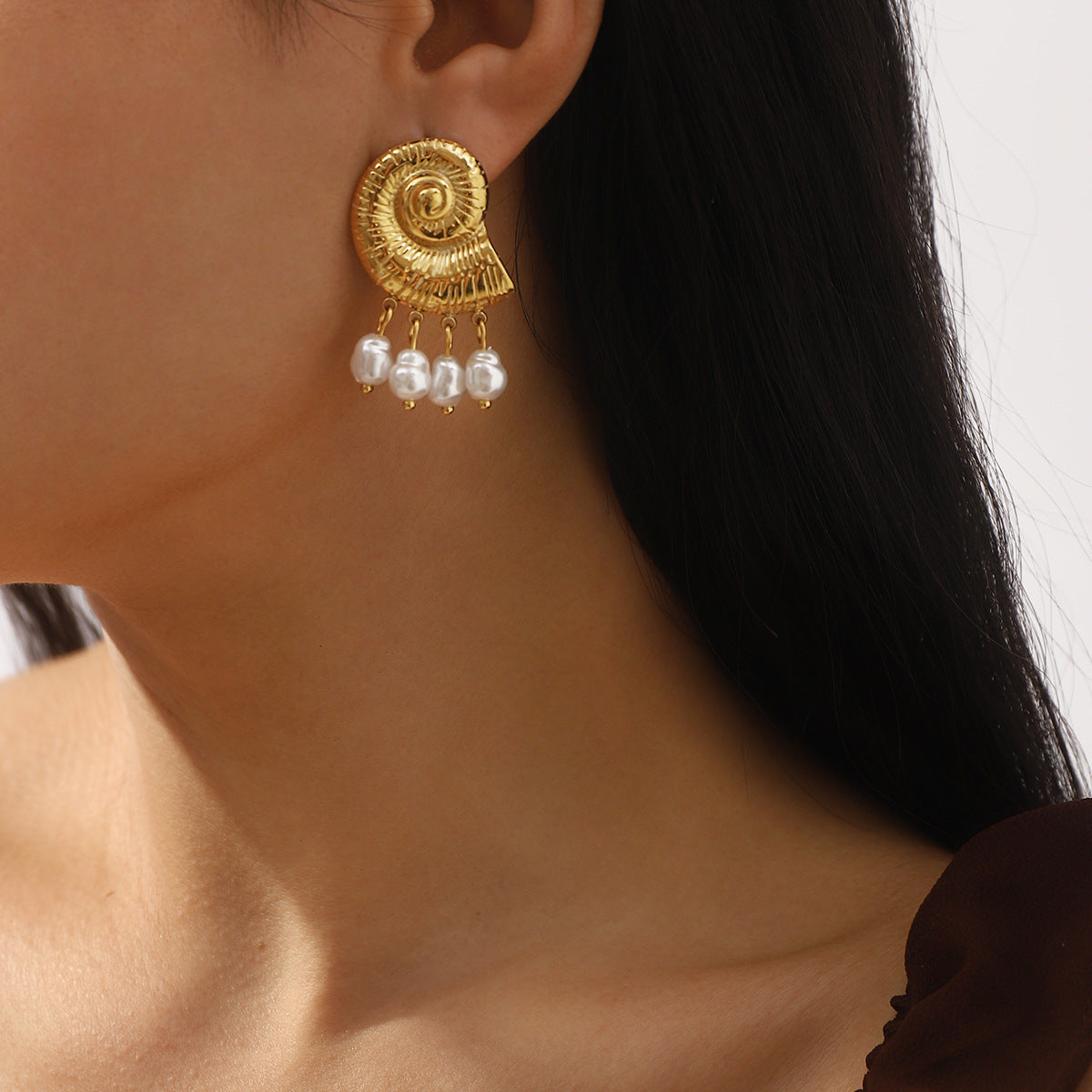 Aretes de acero inoxidable con diseño floral y de conchas marinas para mujer, con detalles de perlas de imitación y baño de oro de 14 quilates