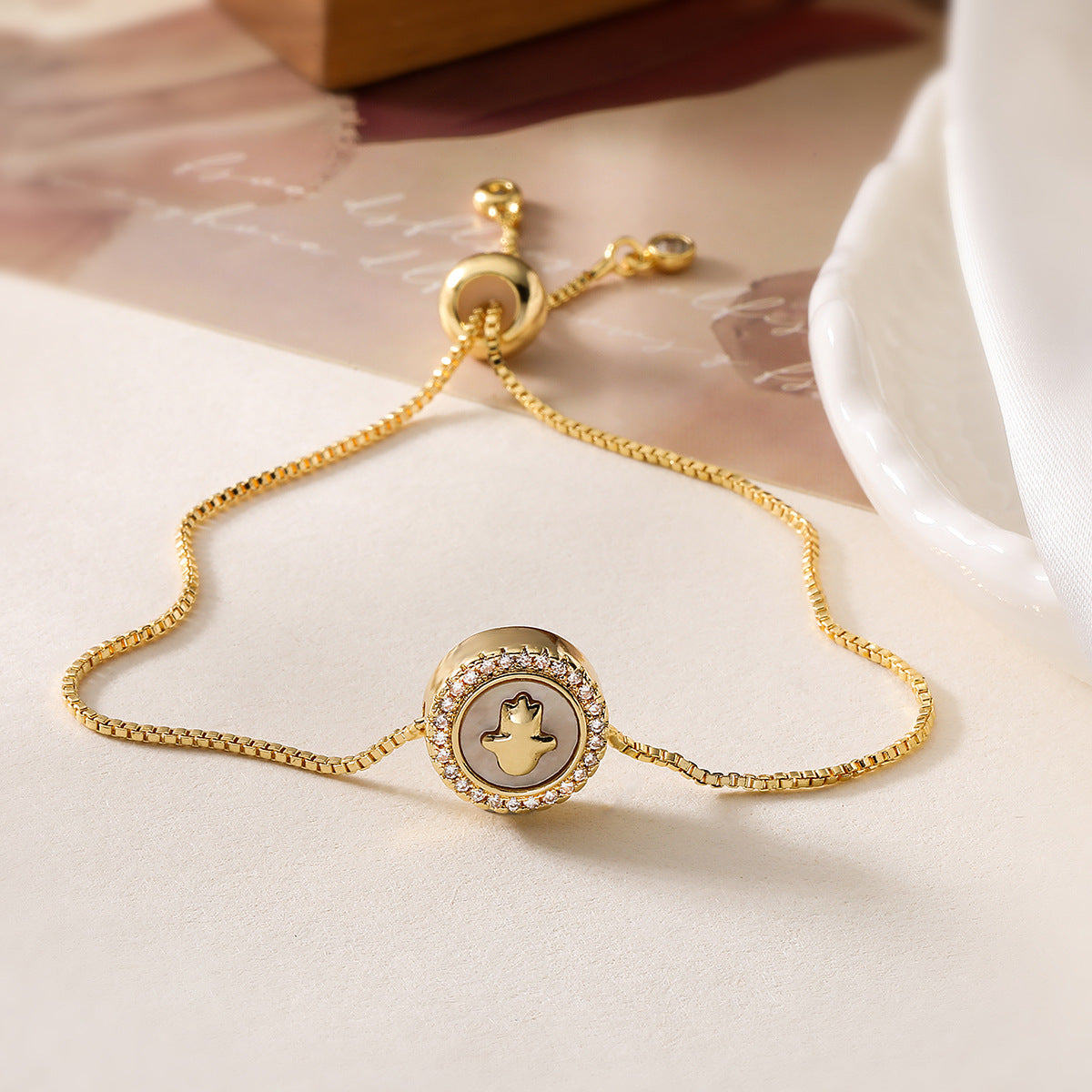 Bracciale da donna alla moda con conchiglia geometrica e ciondolo a croce, con base in rame placcato oro 18 carati e zirconi micropavé