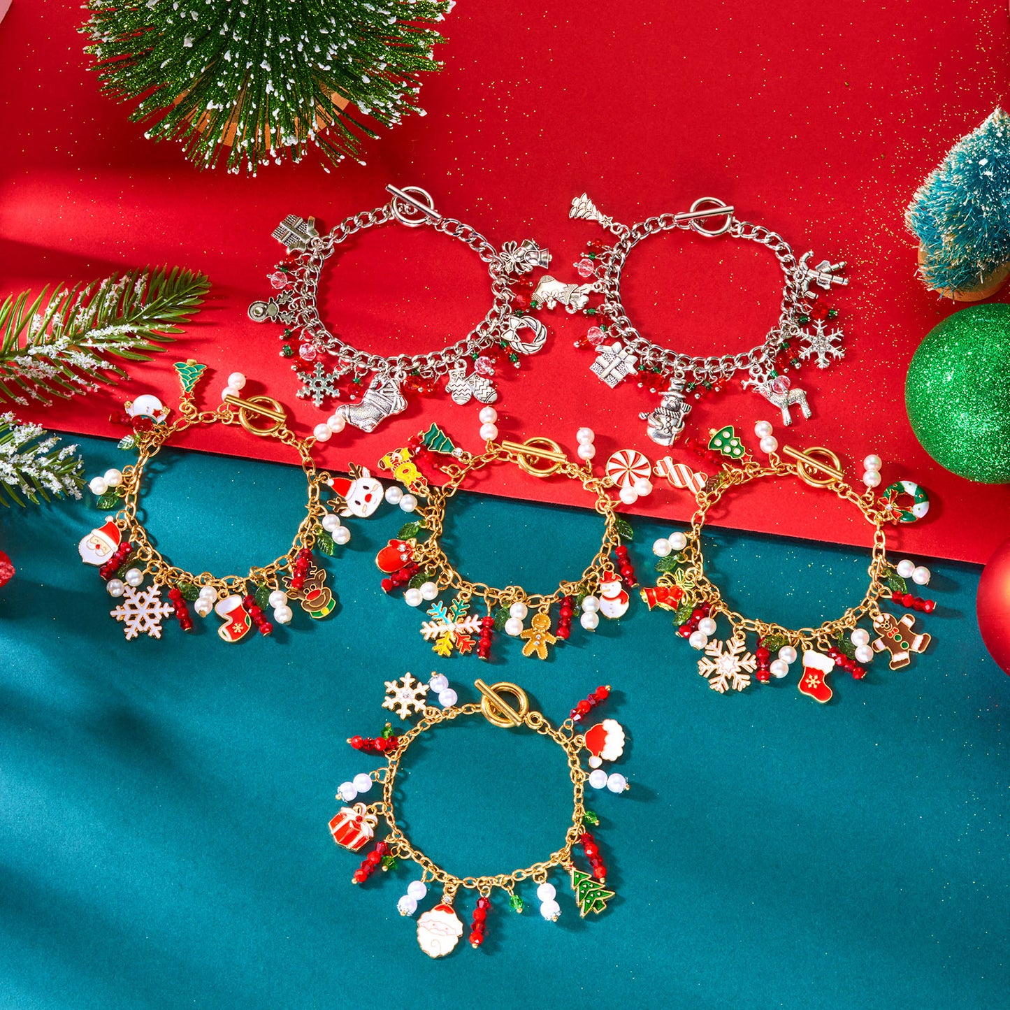 Pulsera de aleación con temática navideña con dijes de muñeco de nieve, reno, copo de nieve, hombre de jengibre, bastón de caramelo, cristal y cuentas, acabado chapado