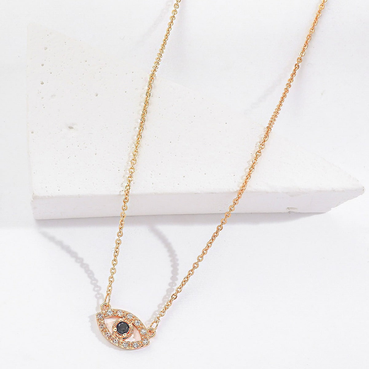 Collar minimalista de moda para mujer con dije de ojo turco de aleación e incrustaciones de circonita en cadena estándar