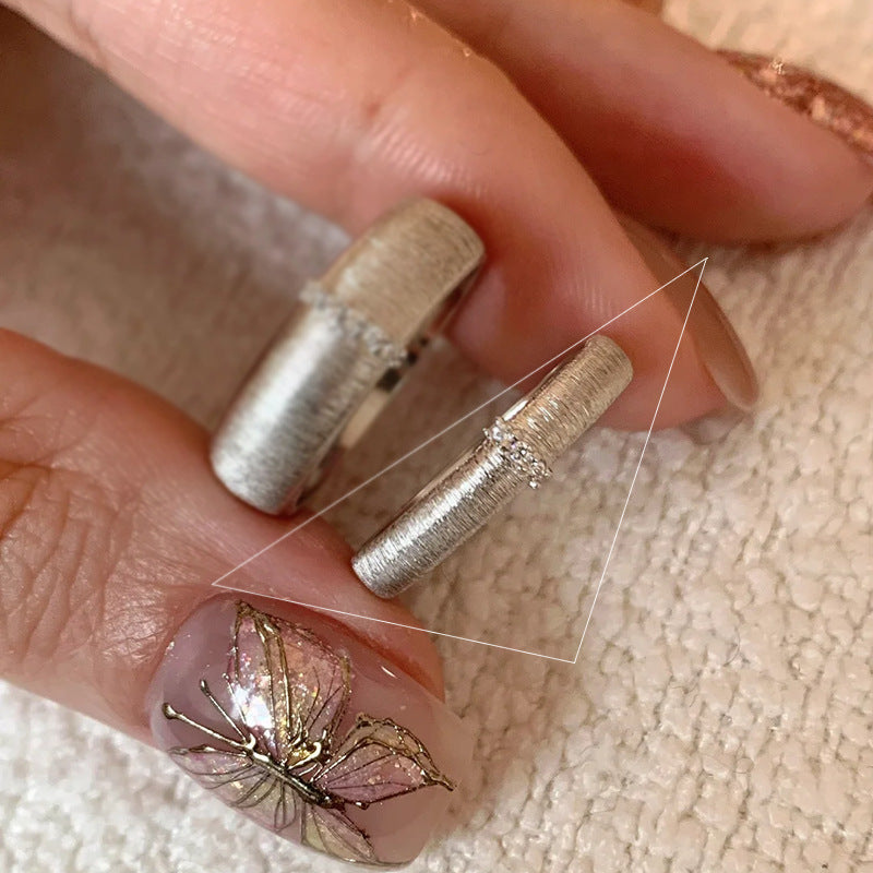Anello da donna minimalista geometrico in metallo con strass intarsiati e texture intrecciata