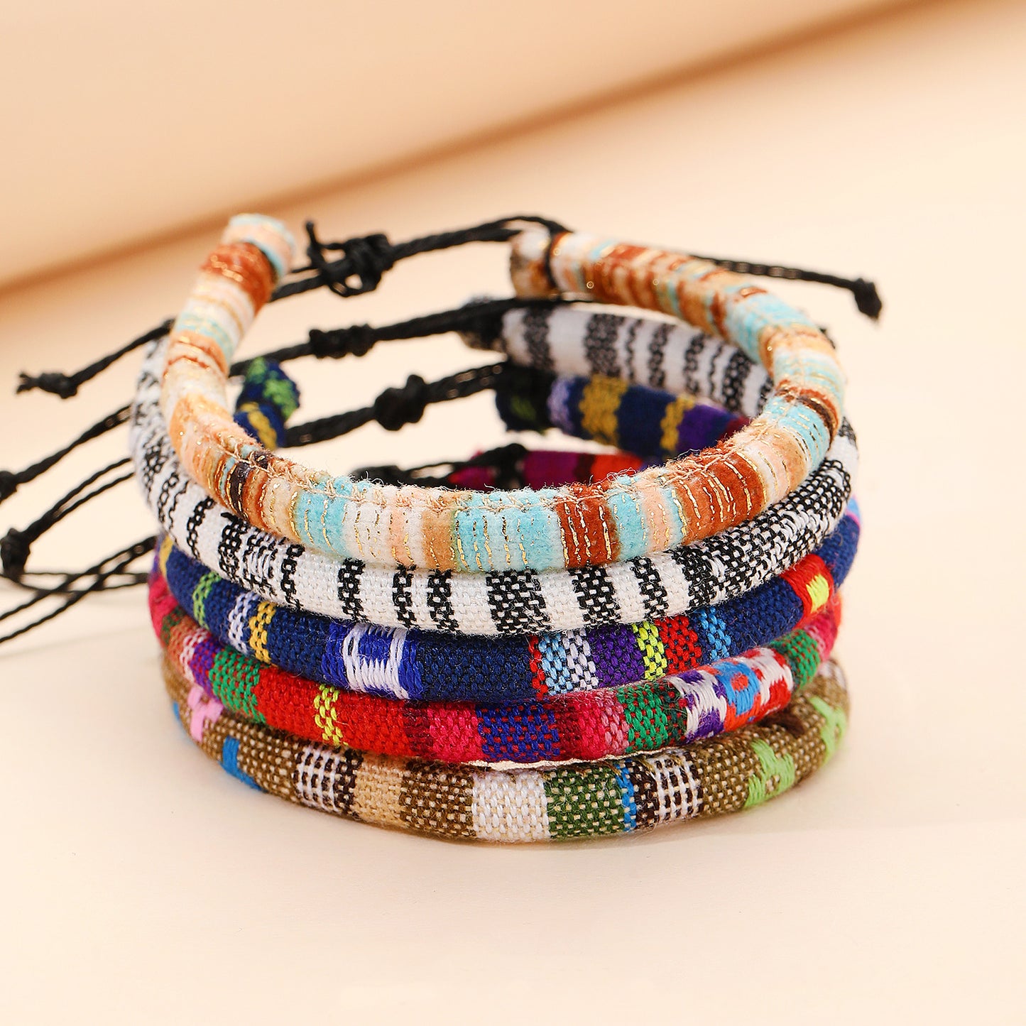 Braccialetto dell'Amicizia Bohemien in Tessuto Intrecciato Gradiente Arcobaleno Unisex Fatto a Mano con Cordino Intrecciato