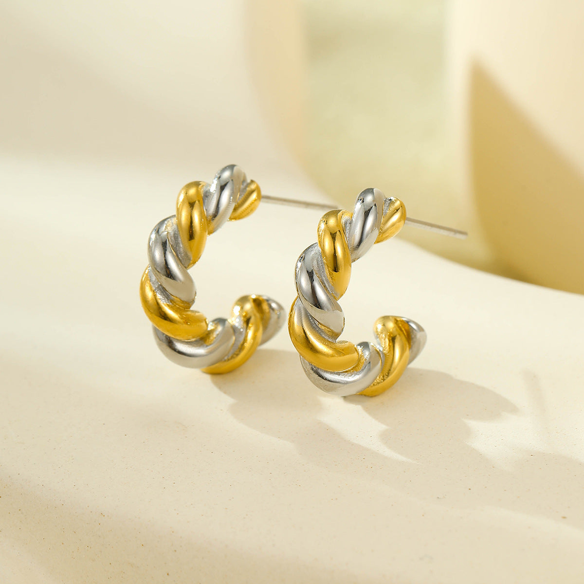Orecchini a perno da donna in acciaio inossidabile placcato oro 18 carati con design geometrico minimalista a forma di C