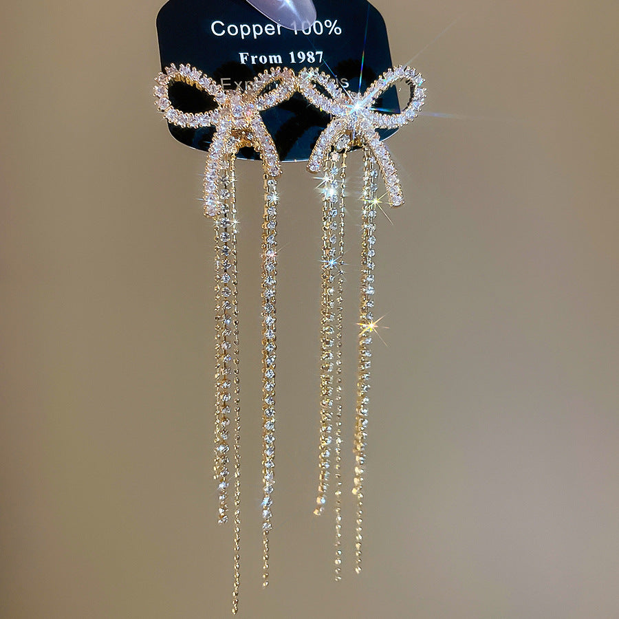 Pendientes de botón retro elegantes con lazo y borla con circonitas cúbicas en cobre y acero para mujer