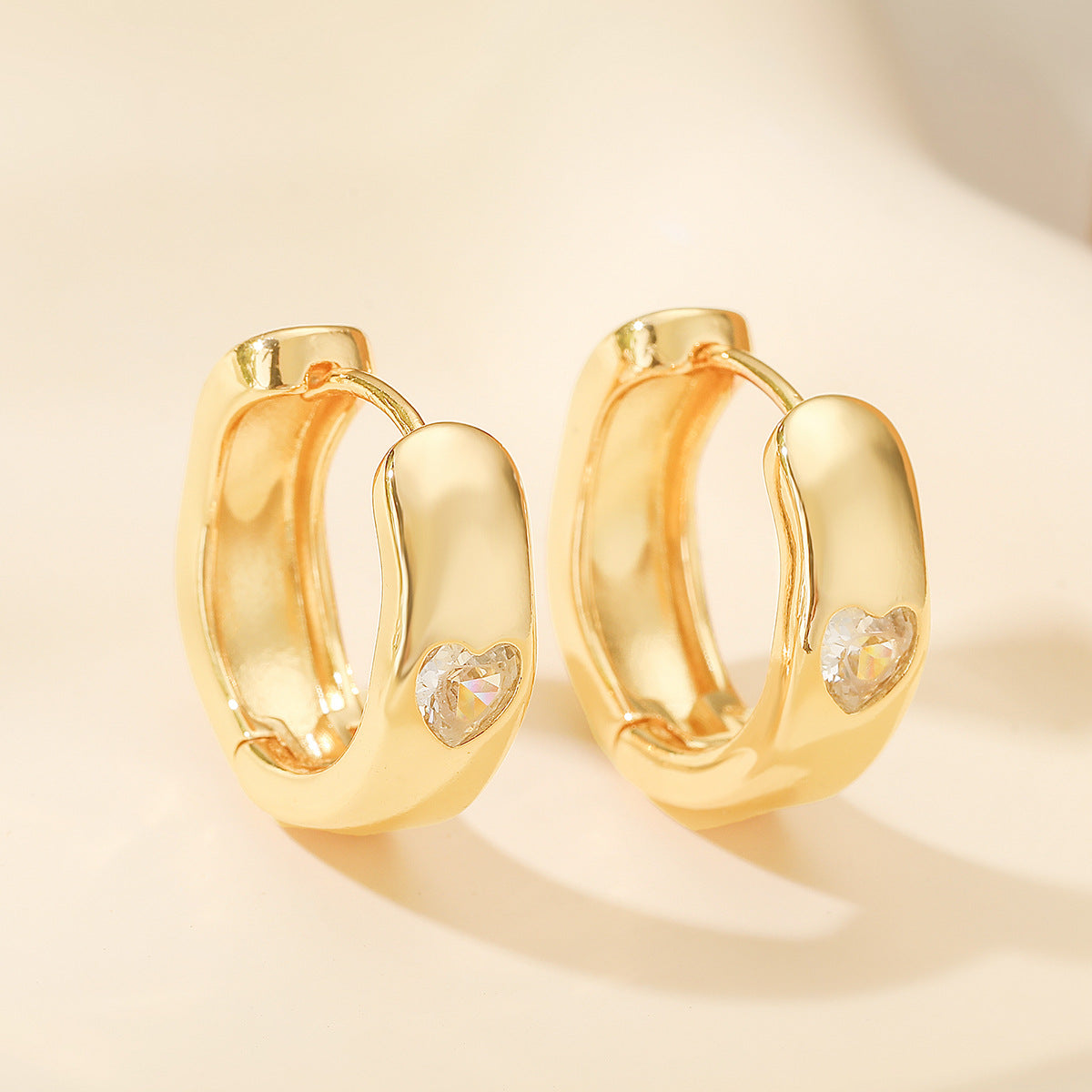 Pendientes minimalistas de cobre en forma de corazón con baño de oro de 18K y circonitas micropavé para mujer