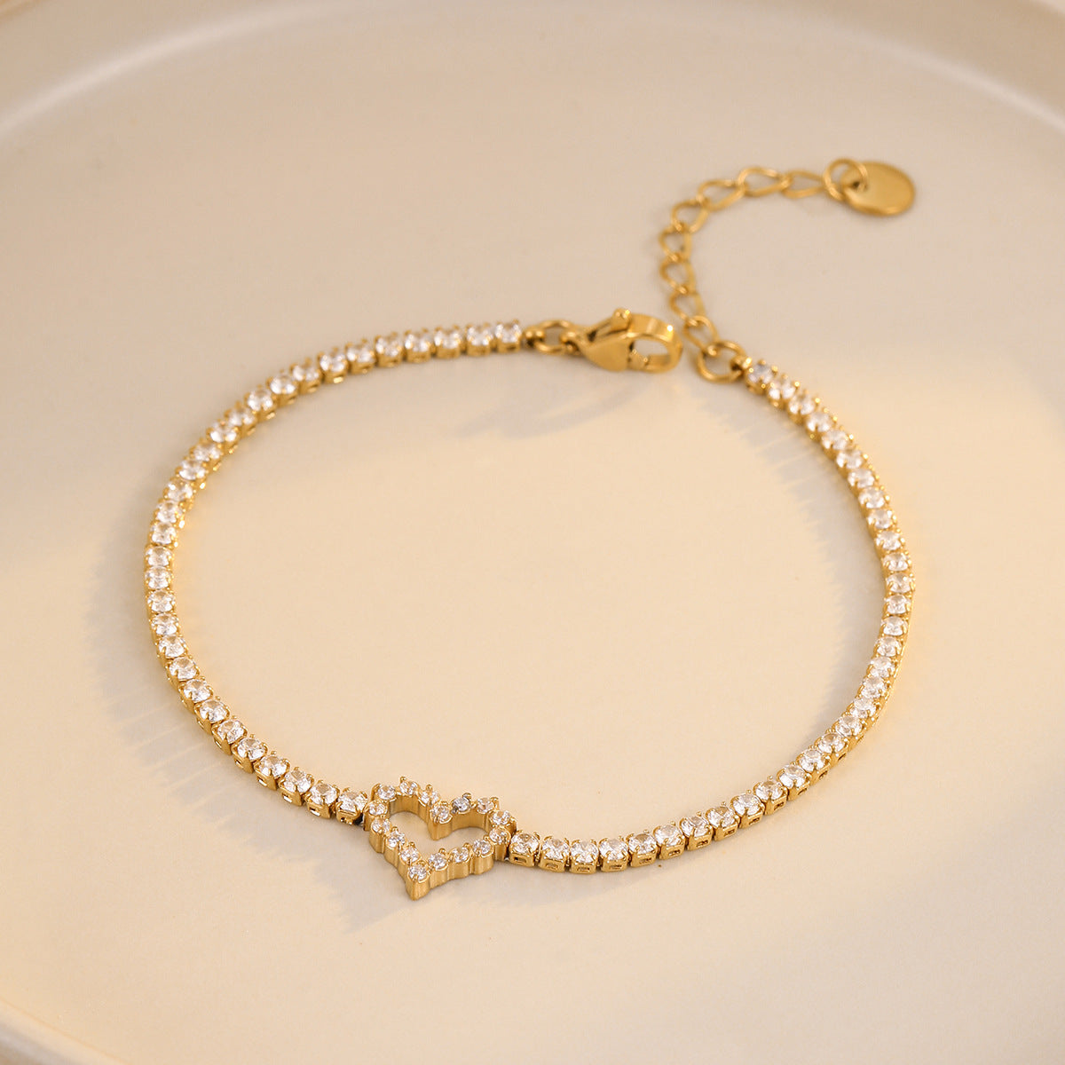 Pulsera minimalista de titanio en forma de corazón con incrustaciones de diamantes de imitación y baño de oro de 18 quilates para mujer
