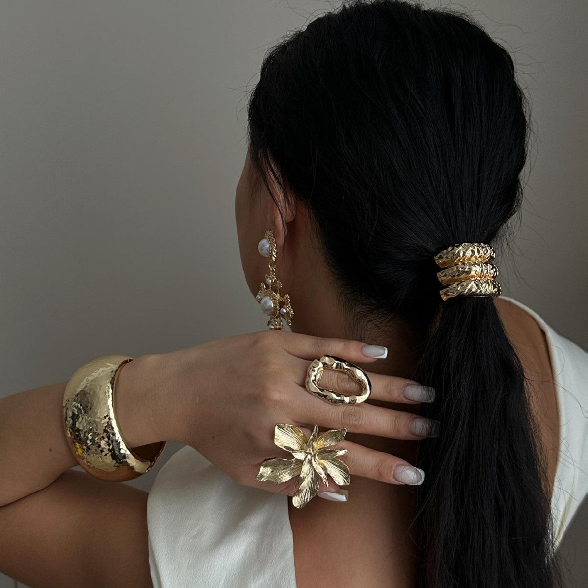 Fashion Minimalist Floral Plated Alloy Hammered Bracelet for Women