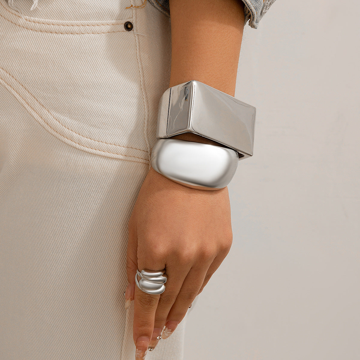 Pulsera geométrica cuadrada de apertura con resorte en aleación pulida con acabado de espejo para mujer