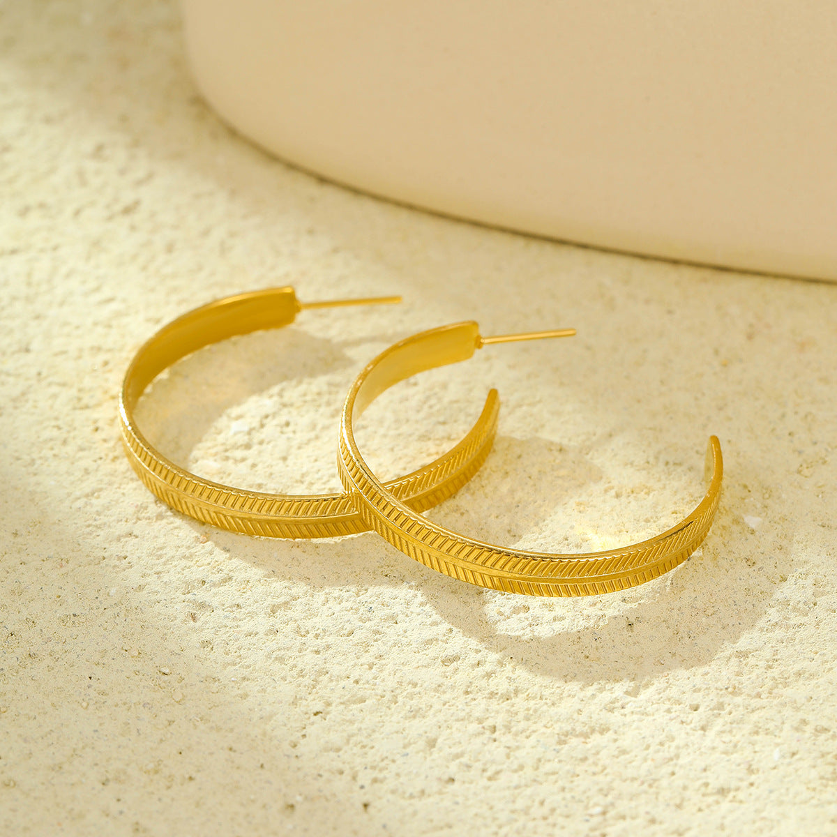 Orecchini a Cerchio da Donna a C in Acciaio Inossidabile Placcato Oro 18K con Texture Geometrica, Stile Vintage