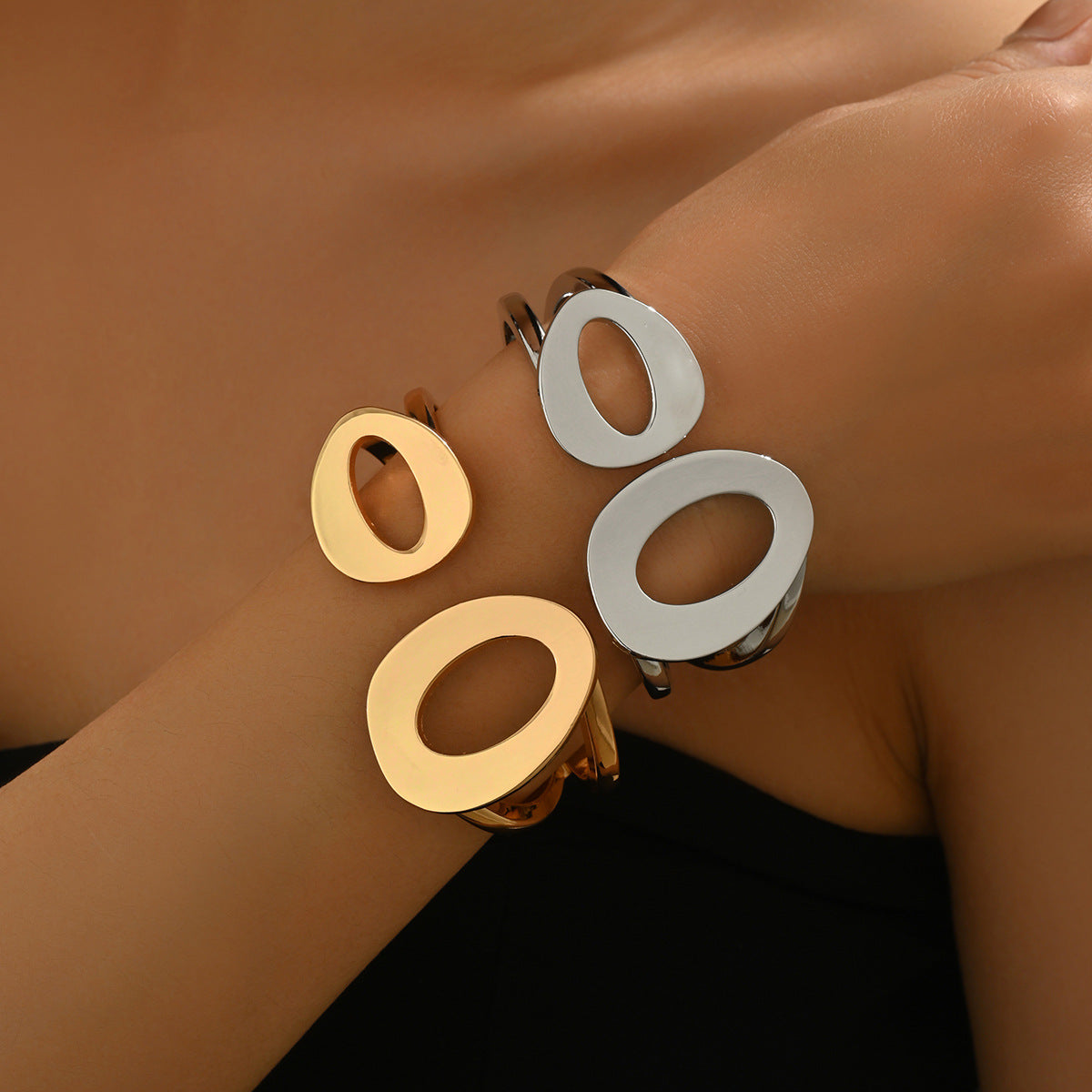 Pulsera geométrica hueca minimalista de metal para mujer con acabado pulido y diseño abierto asimétrico