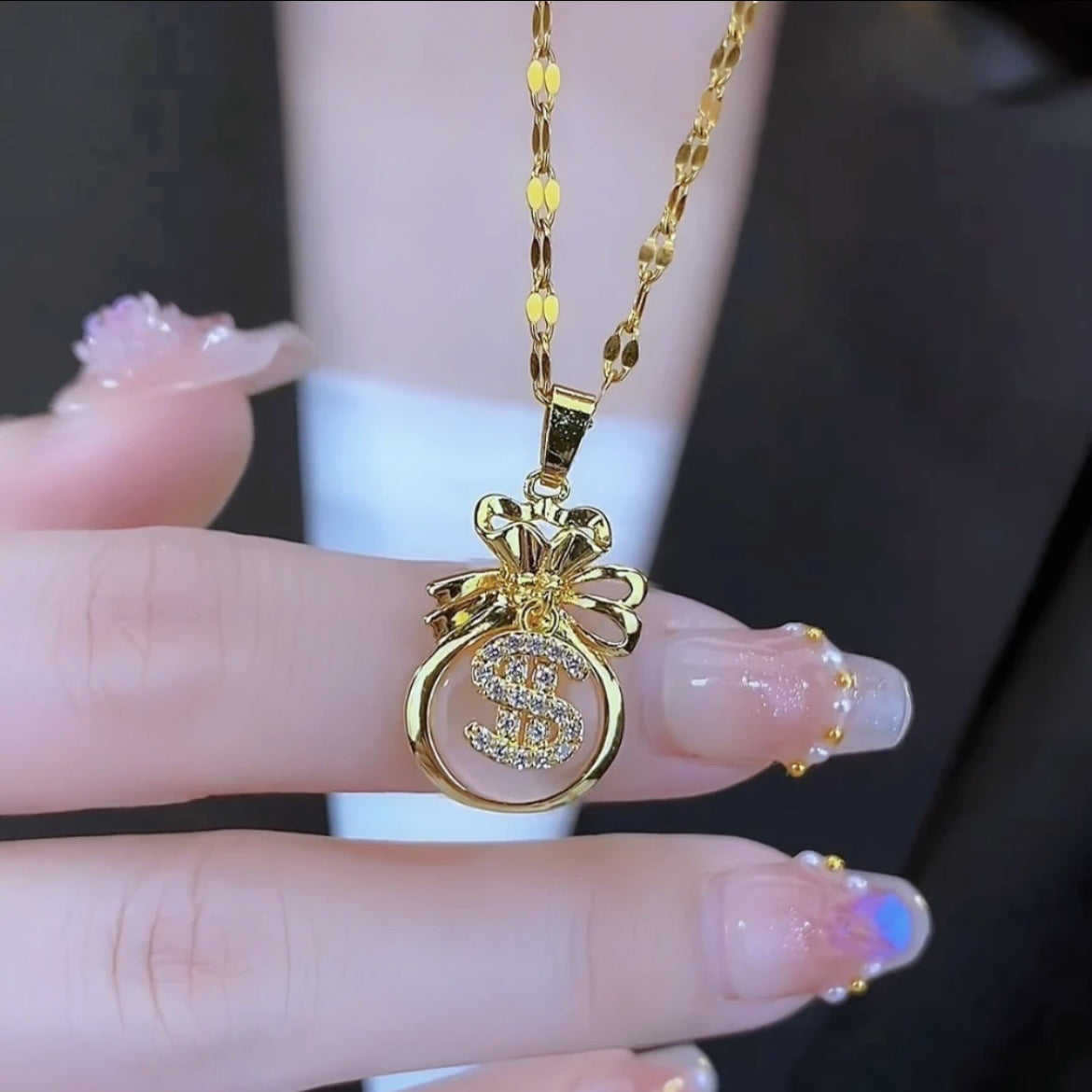 Collana con ciondolo a sacchetto irregolare a occhio di gatto in acciaio al titanio placcato oro 18 carati dal design originale, catena a O per donna