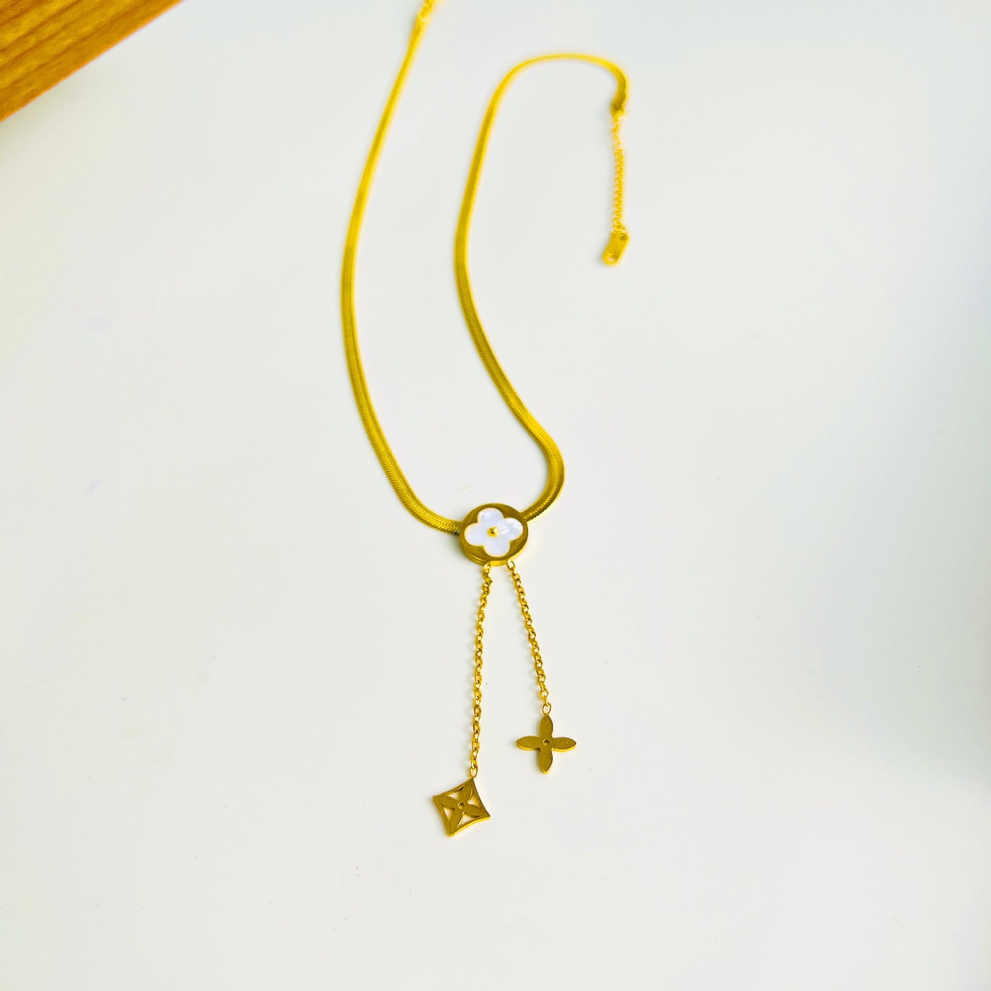 Collana a Croce Minimalista di Lusso in Acciaio al Titanio con Motivo Floreale e Design a Catena a O per Unisex