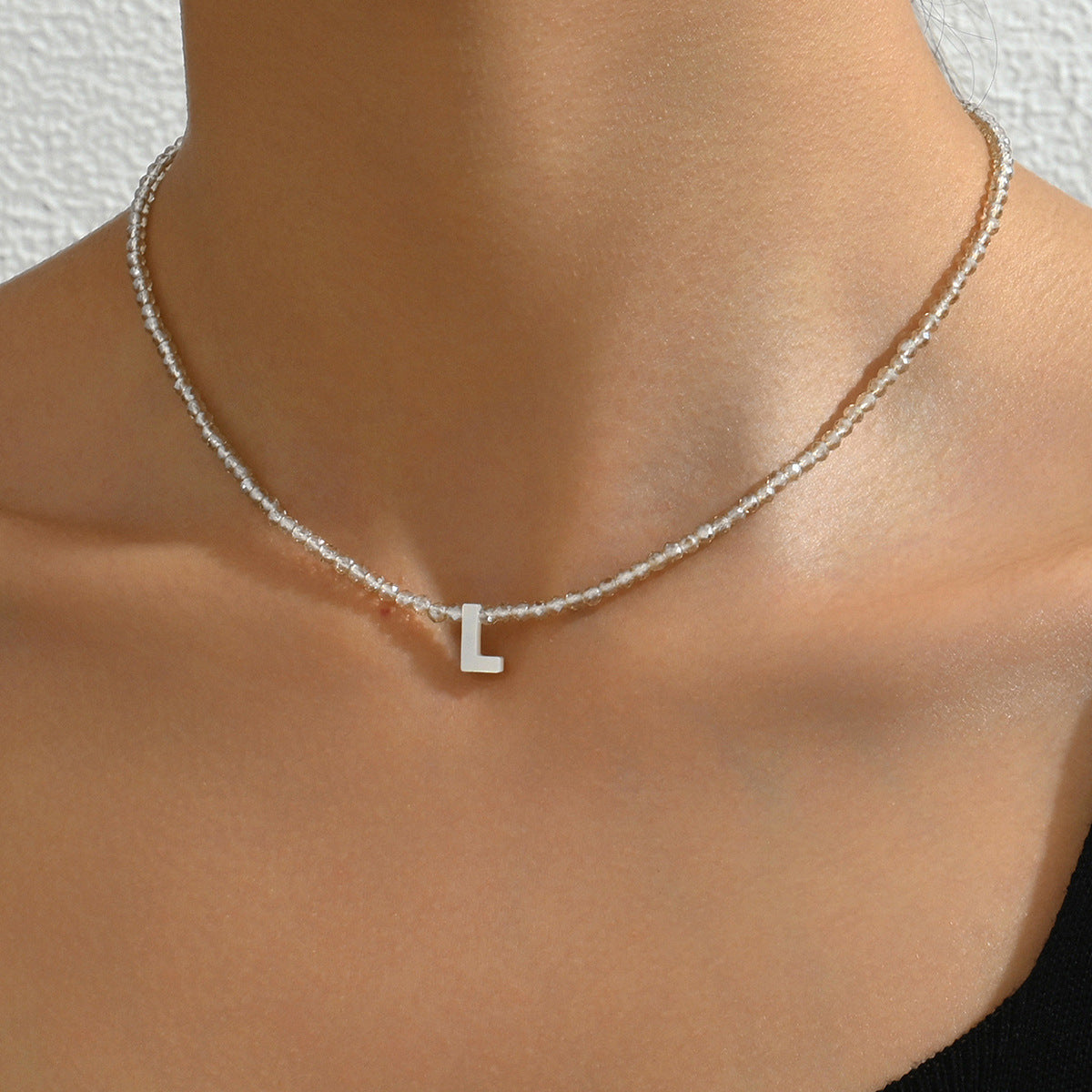 Collar Minimalista de Perlas Frescas y Nácar con Letras, para Mujer, con Dije Geométrico y Diseño que Realza la Clavícula