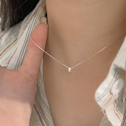 Collar minimalista dulce de plata de ley 925 con forma geométrica ovalada, elemento floral y cadena de serpiente.