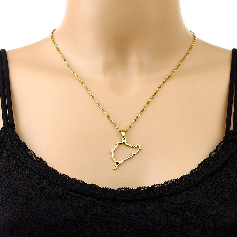 Collana con pendente Nürburgring da corsa automobilistica sportiva geometrica tedesca in acciaio inossidabile con ciondolo in acciaio al titanio e finitura galvanizzata