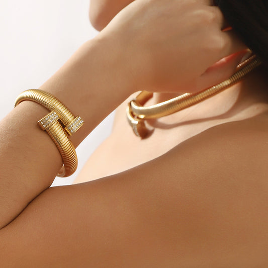 Parure collana girocollo e bracciale da donna con catena a serpente geometrica minimalista, base in ferro e intarsio di strass